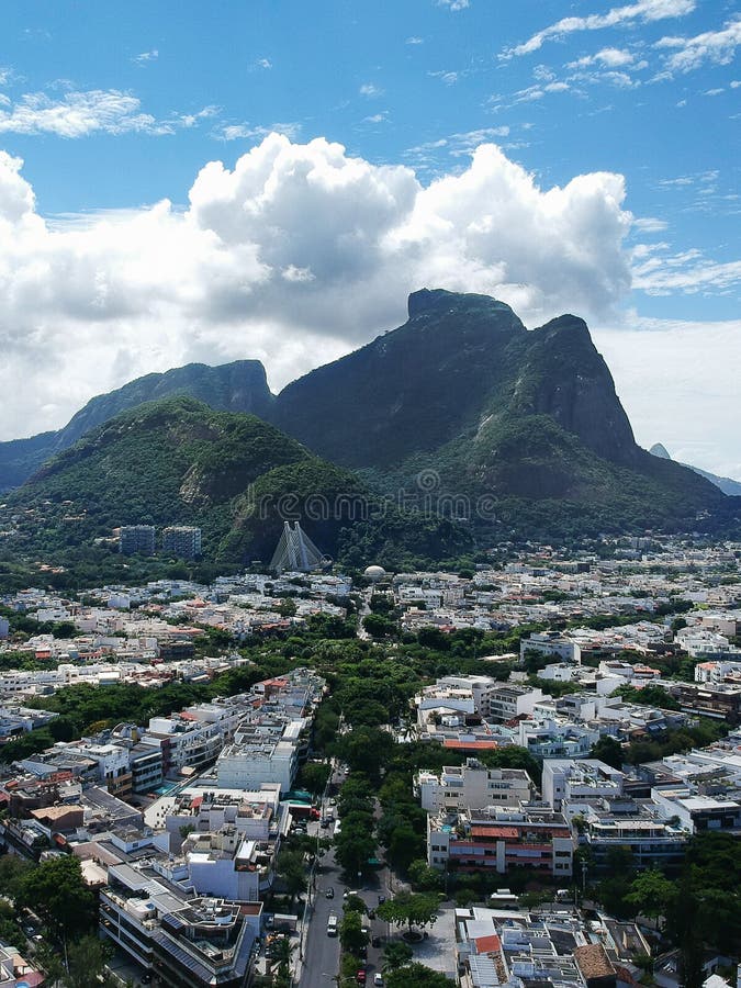 Ideia do zangão da região de Jardim Oceanico em Barra da Tijuca, monte de pedra de Gavea, Rio de janeiro fotografia de stock Ideia do zangão da região de Jardim Oceanico em Barra da Tijuca, monte de pedra de Gavea, Rio de janeiro fotografia de stock