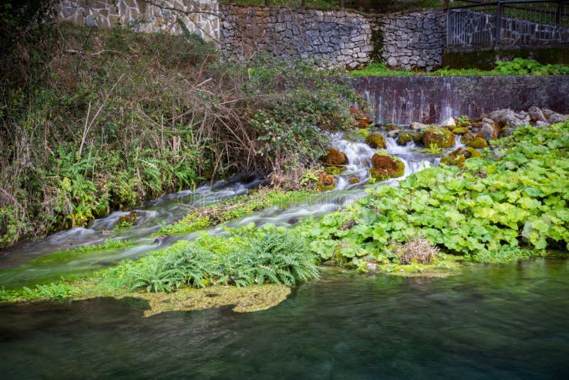 Vista horizontal da nascente do rio Mercure na Basilicata, sul de Itália foto de stock