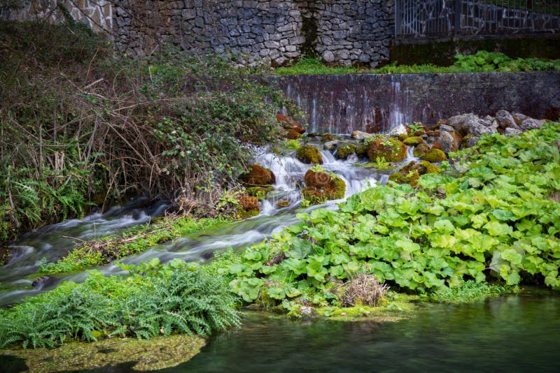 Vista horizontal da nascente do rio Mercure na Basilicata, sul de Itália imagens de stock