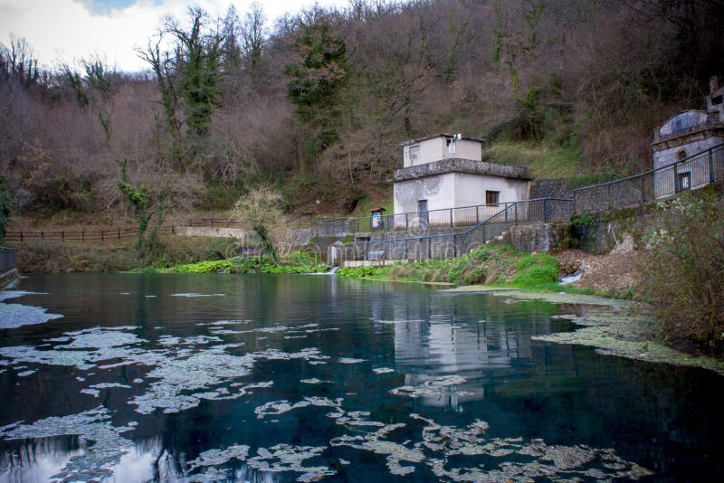 Vista horizontal da nascente do rio Mercure na Basilicata, sul de Itália imagens de stock royalty free