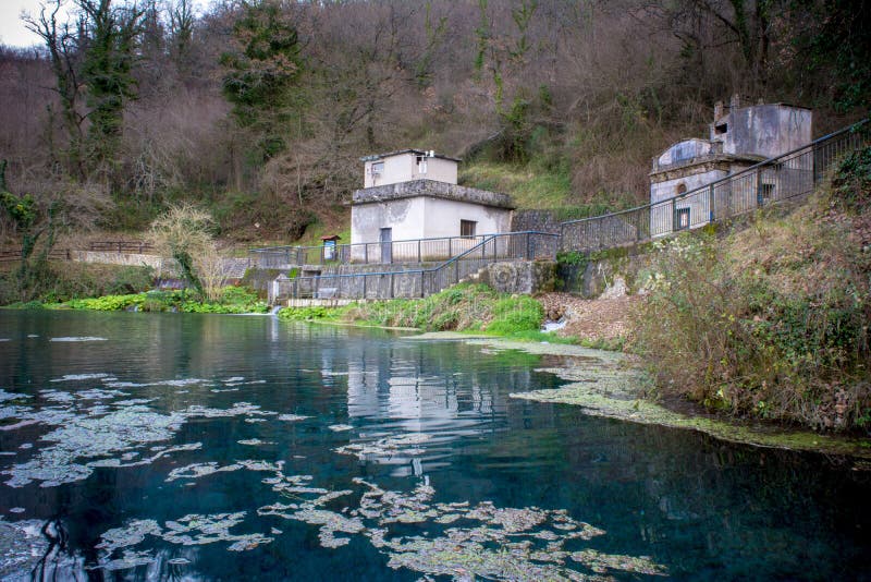 Vista horizontal da nascente do rio Mercure na Basilicata, sul de Itália fotografia de stock royalty free