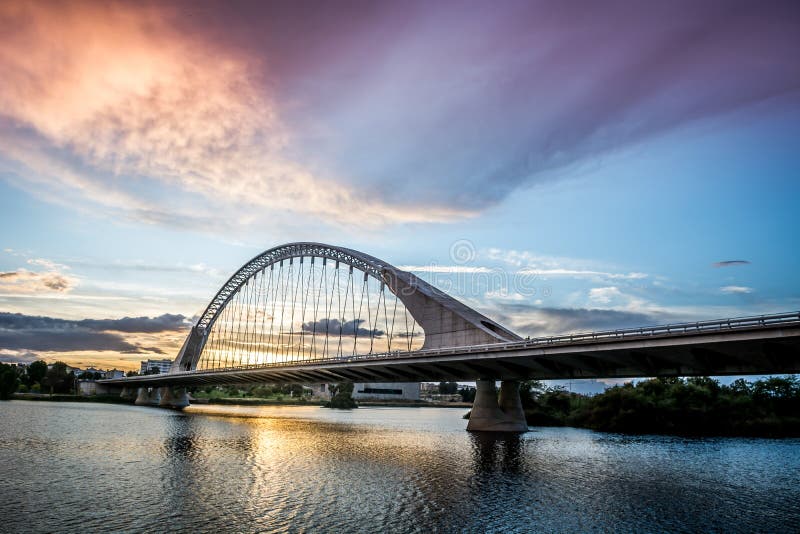 Ideia lateral do Lusitania Santiago Calatrava Bridge em Merida Spain