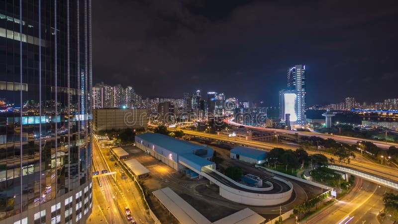 Ideia superior da noite ocupada do tráfego no hyperlapse urbano do timelapse da finança com panorama de construções da cidade, ci