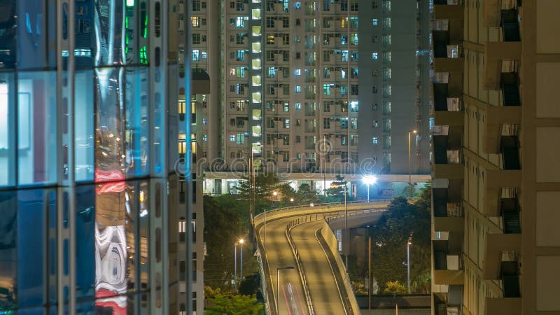 Ideia superior da noite ocupada do tráfego no timelapse urbano da finança, cidade de Hong Kong