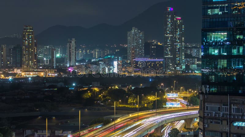 Ideia superior da noite ocupada do tráfego no timelapse urbano da finança, cidade de Hong Kong