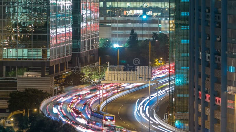 Ideia superior da noite ocupada do tráfego no timelapse urbano da finança, cidade de Hong Kong