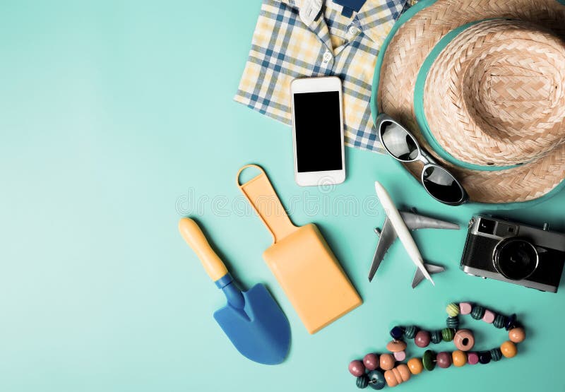 A ideia superior das férias masculinas forma acessórios das férias de verão no fundo cor-de-rosa da cor pastel imagens de stock royalty free A ideia superior das férias masculinas forma acessórios das férias de verão no fundo cor-de-rosa da cor pastel imagens de stock royalty free