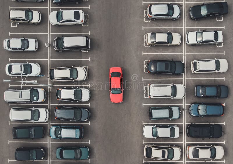 Ideia superior do parque de estacionamento aglomerado com quadcopter ou zangão Automóvel brilhante original entre o cinza de carr