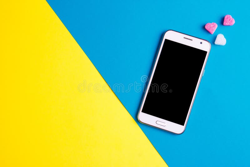 Ideia superior do telefone celular móvel e do coração cor-de-rosa no fundo do papel de arte, espaço da cópia Molde do modelo para fotografia de stock royalty free Ideia superior do telefone celular móvel e do coração cor-de-rosa no fundo do papel de arte, espaço da cópia Molde do modelo para fotografia de stock royalty free
