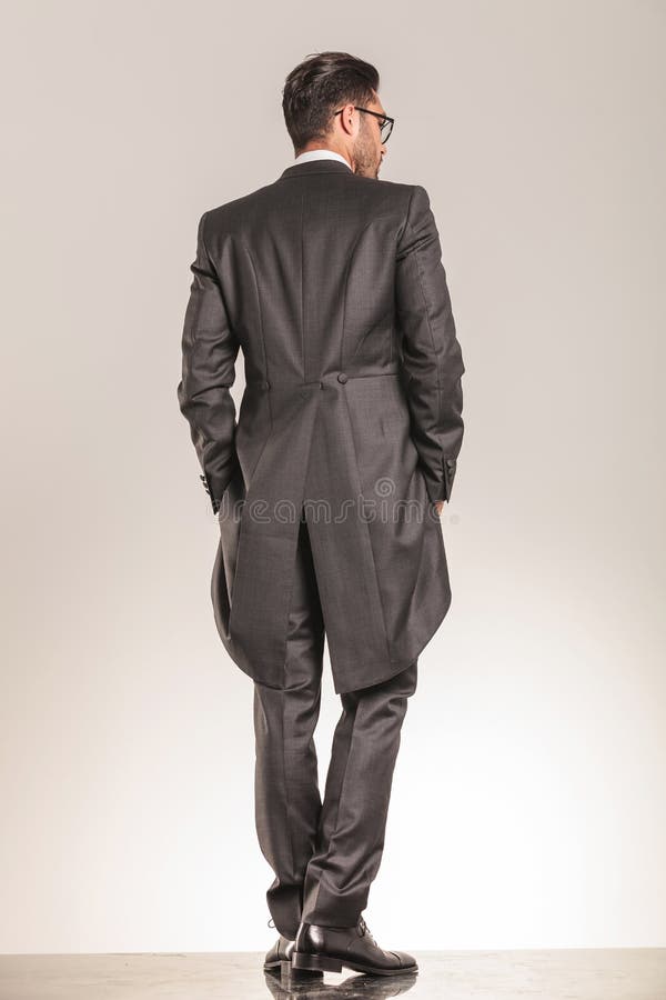 Ideia traseira de um passeio elegante do homem de negócio imagem de stock Ideia traseira de um passeio elegante do homem de negócio imagem de stock