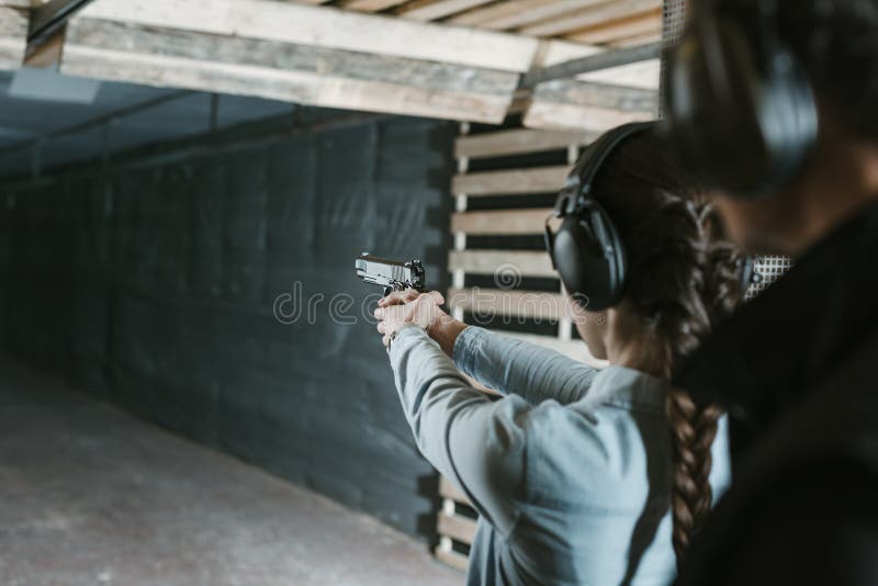 ideia traseira do tiro da menina com arma foto de stock ideia traseira do tiro da menina com arma foto de stock