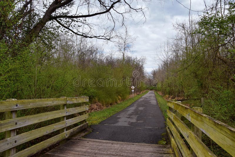 Ideias das pontes e dos caminhos ao longo de Shelby Bottoms Greenway e das fugas naturais da fachada de Cumberland River da ?rea, imagem de stock Ideias das pontes e dos caminhos ao longo de Shelby Bottoms Greenway e das fugas naturais da fachada de Cumberland River da ?rea, imagem de stock