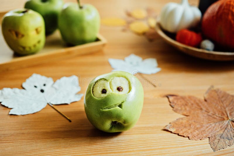 Frutas com uma cara assustadora, engraçada, Halloween, intrincada