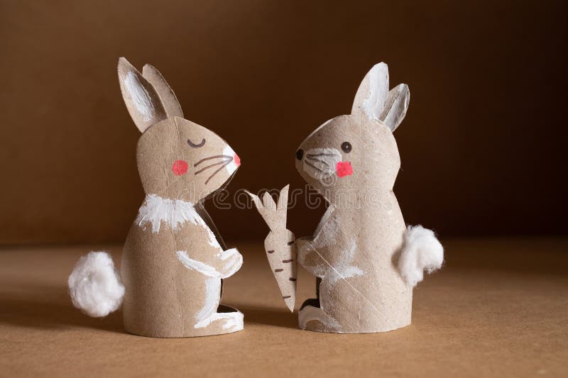 Coelhinhos da páscoa feitos à mão de papel colorido, artesanato fácil para  crianças em um fundo verde.