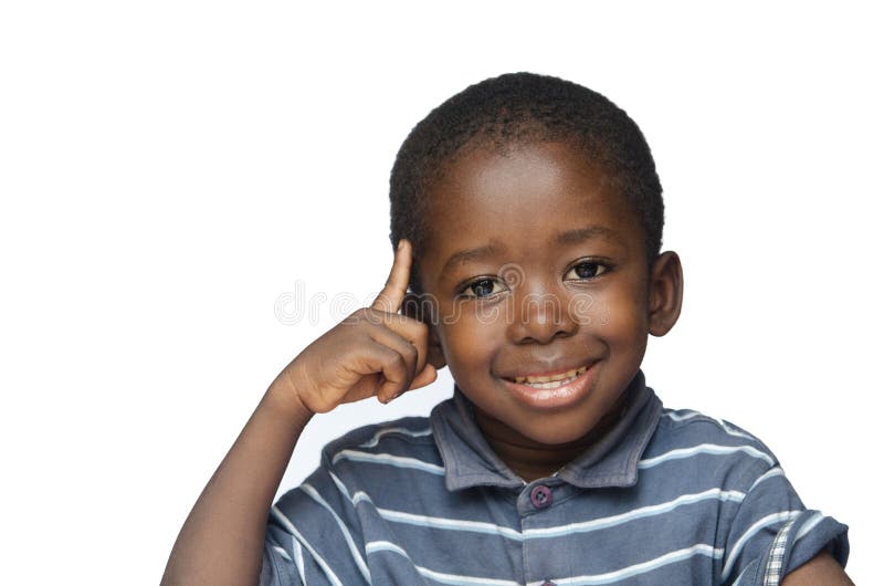 Ideias e faculdade criadora para África: menino preto pequeno que aponta seu dedo ao seu pensamento principal foto de stock Ideias e faculdade criadora para África: menino preto pequeno que aponta seu dedo ao seu pensamento principal foto de stock