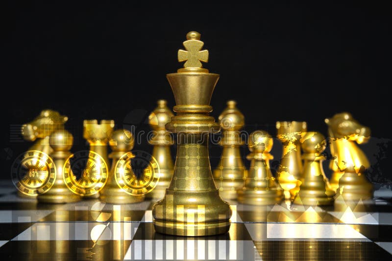 Tabuleiro de xadrez dourado com peças primorosamente desenhadas em