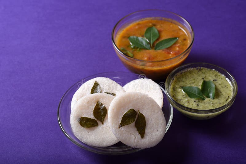 Idli met Sambar en kokosnotenchutney op violette achtergrond, Indische Schotel royalty-vrije stock foto's Idli met Sambar en kokosnotenchutney op violette achtergrond, Indische Schotel royalty-vrije stock foto's
