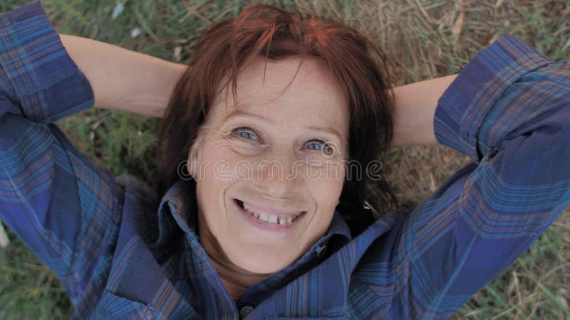 Idosa sorridente no chão vídeos de arquivo