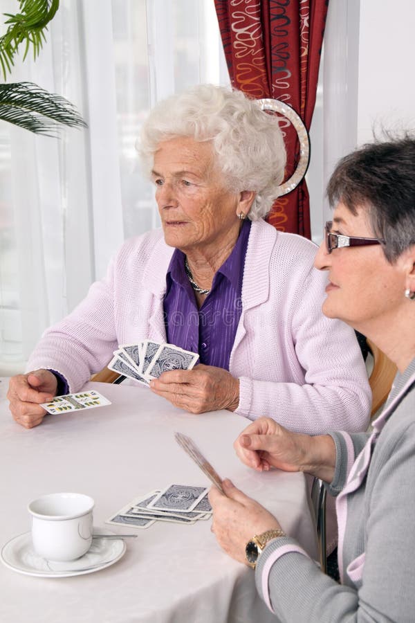 Grupo De Idosos à Mesa No Jogo Domino Imagem de Stock - Imagem de alegria,  despreocupado: 170308781