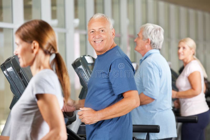 Grupo De Idosos à Mesa No Jogo Domino Imagem de Stock - Imagem de alegria,  despreocupado: 170308781