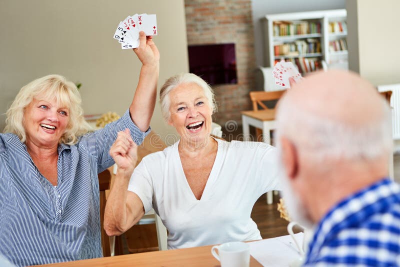 Grupo De Idosos à Mesa No Jogo Domino Imagem de Stock - Imagem de alegria,  despreocupado: 170308781