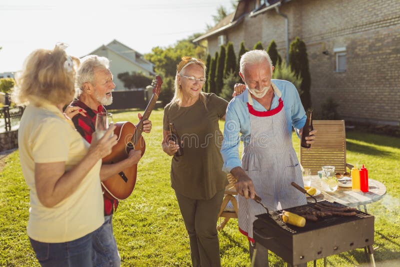 As Pessoas Jogando Futebol No Quintal Se Juntaram Em Círculo Durante O Tempo Todo Foto de Stock - Imagem de ativo, jardim: 205153134
