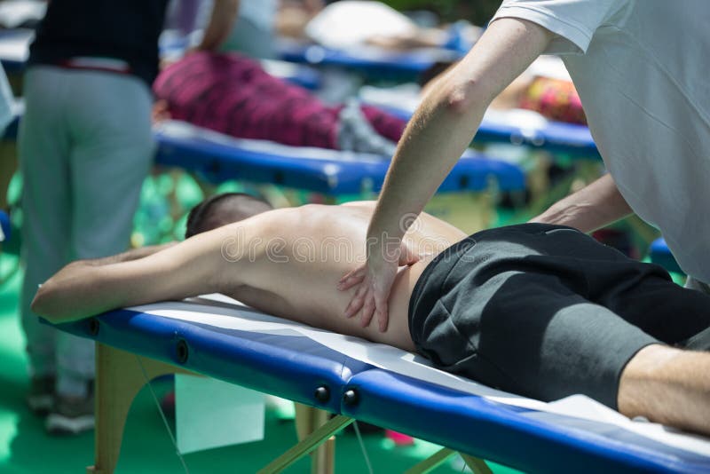 Idrottarnas professionella massage på Bed efter träningsaktivitet arkivfoton Idrottarnas professionella massage på Bed efter träningsaktivitet arkivfoton