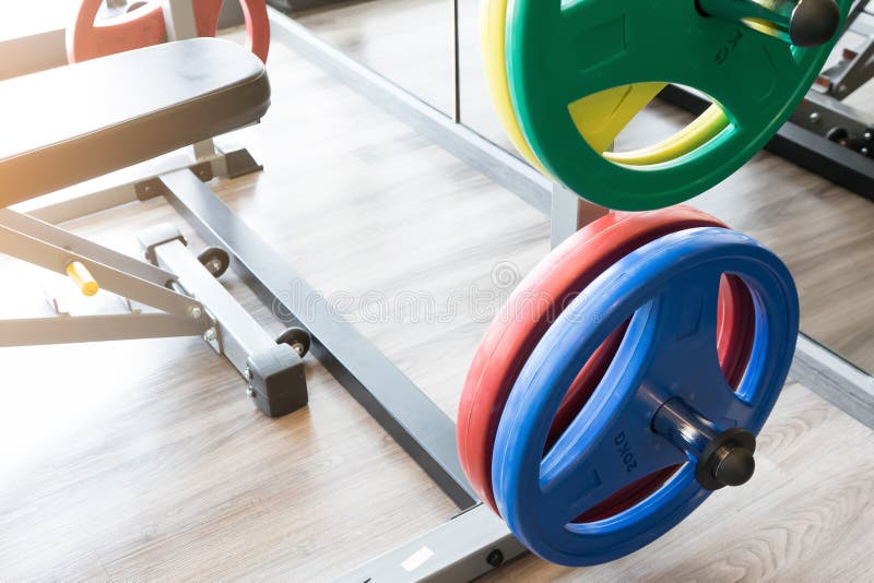 Idrottshall med sportutrustning Stången med hantlar för genomkörare arkivfoto Idrottshall med sportutrustning Stången med hantlar för genomkörare arkivfoto