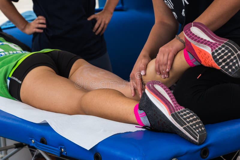 Idrottsman nen muskelmassage efter sportgenomkörare arkivbilder Idrottsman nen muskelmassage efter sportgenomkörare arkivbilder