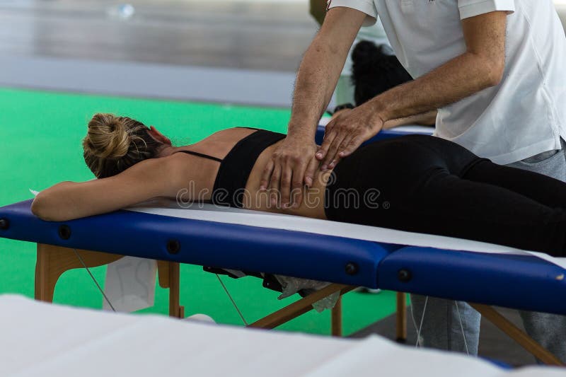 Idrottsman nen tillbaka massage efter konditionaktivitet; Wellness och sport arkivfoto Idrottsman nen tillbaka massage efter konditionaktivitet; Wellness och sport arkivfoto
