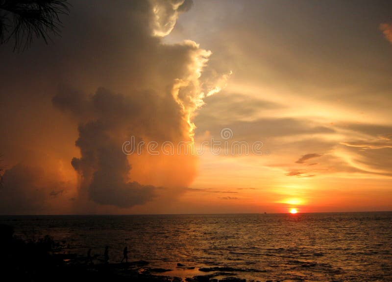 Idylischer Sonnenuntergang über dem tropischen Meer an Ostpunkt Darwin Australien Erstaunliche stürmische Wolken lizenzfreie stockbilder Idylischer Sonnenuntergang über dem tropischen Meer an Ostpunkt Darwin Australien Erstaunliche stürmische Wolken lizenzfreie stockbilder