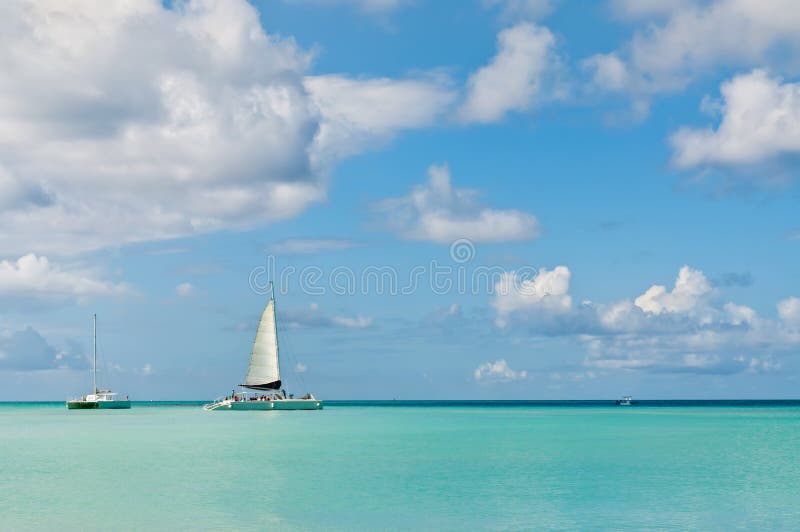 Idyllic blue beach with boats, Aruba island - Caribbean sea royalty free stock images Idyllic blue beach with boats, Aruba island - Caribbean sea royalty free stock images