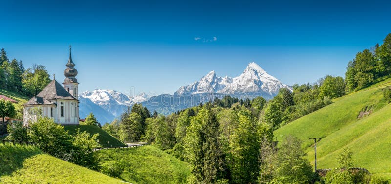 Hermoso montana en bávaros Alpes peregrinaje iglesia de a macizo en, países, Baviera, alemania.