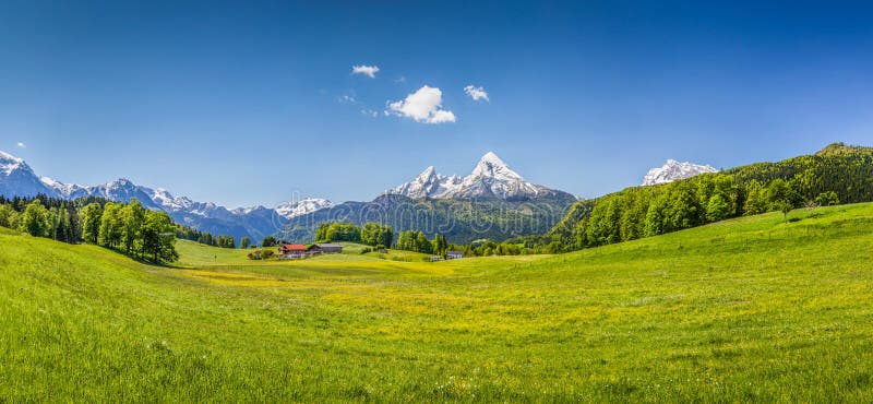 Panoramatický výhľad na idylické lete krajiny v Alpách.