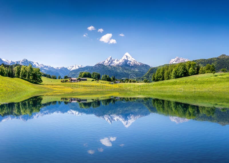 Idílico verano cancelar montana en Alpes.