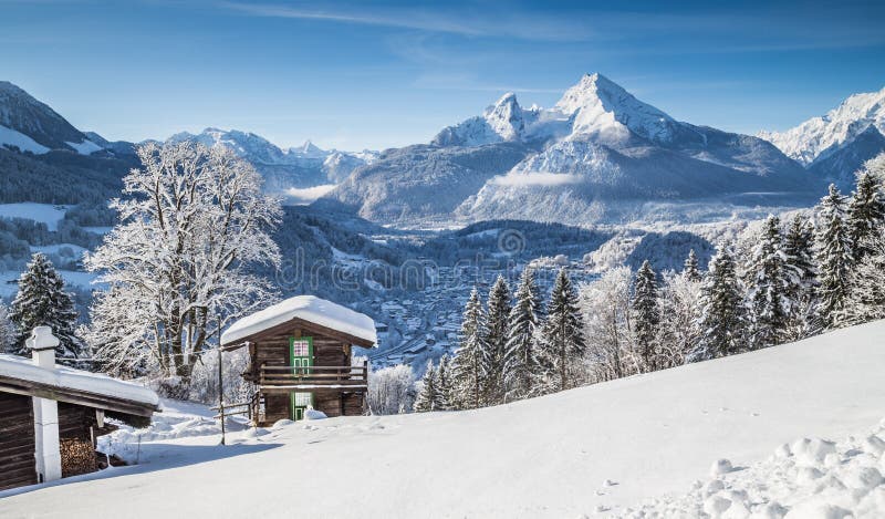 Hermoso montana en bávaros Alpes municipio de a macizo en sobre el amanecer, países, Baviera, alemania.