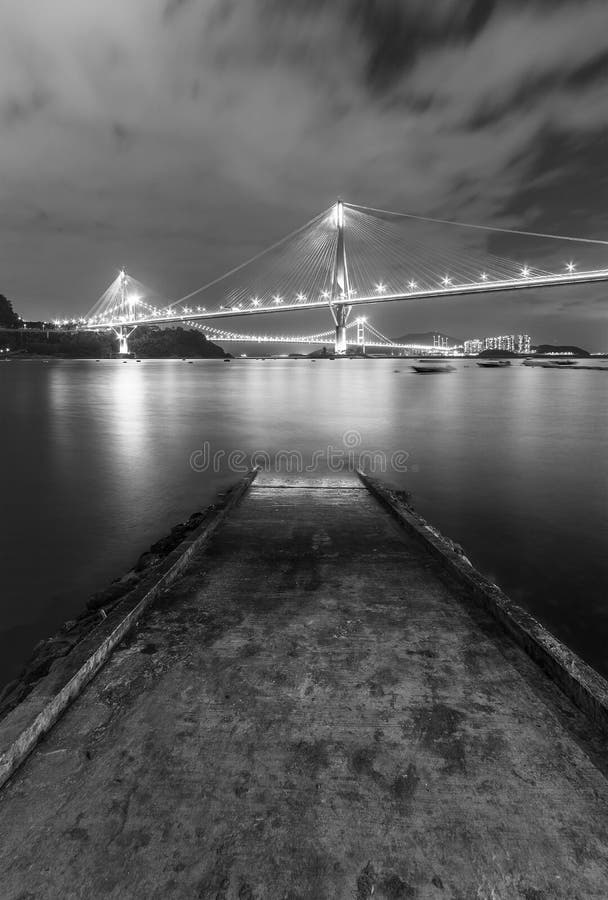 Idylliczny krajobraz jetty i mostu miasta hong kong w nocy. Jetty and bridge of hong kong city at night
