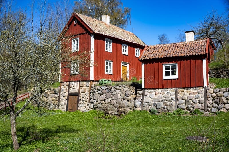 Idyllique suédois rural red cottage village rottle près de la ville granna photo stock