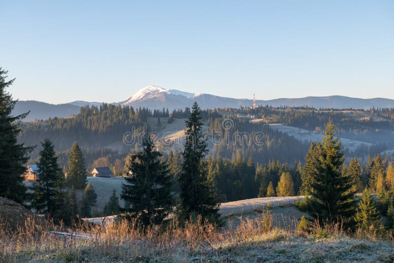 Idyllische Ansicht der Karpatenberge lizenzfreie stockbilder