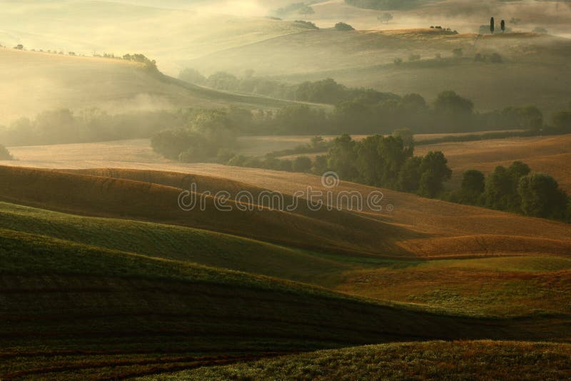 Idyllische Ansicht des hügeligen Ackerlands in Toskana im schönen Morgenlicht, Italien stockfotos