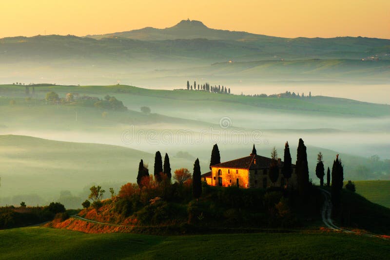 Idyllische Ansicht des hügeligen Ackerlands in Toskana im schönen Morgenlicht, Italien Nebelige Landschaft in Toskana Belvedere i stockfotos