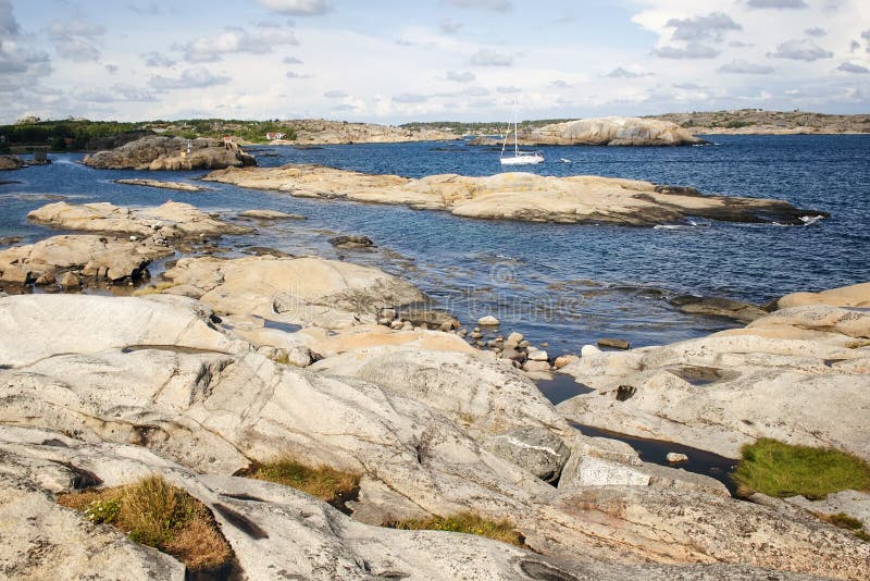 Idyllische Ansicht vom Felsen auf dem Meer stockbilder