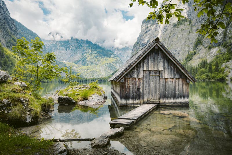 Idyllische Auffassung des traditionellen alten hölzernen Bootshauses am landschaftliche See Obersee lizenzfreie stockbilder