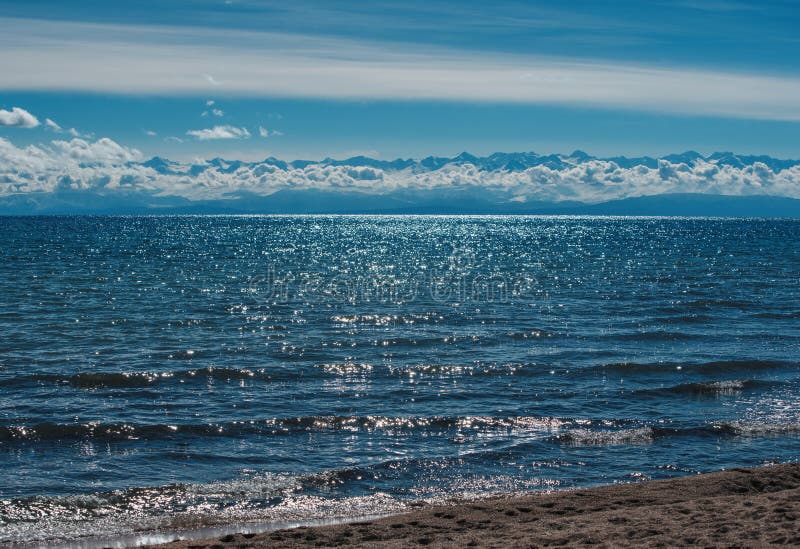 Idyllische Aussicht auf den See Sissykkul mit Bergen und Wolken Kirgisistan stockbild