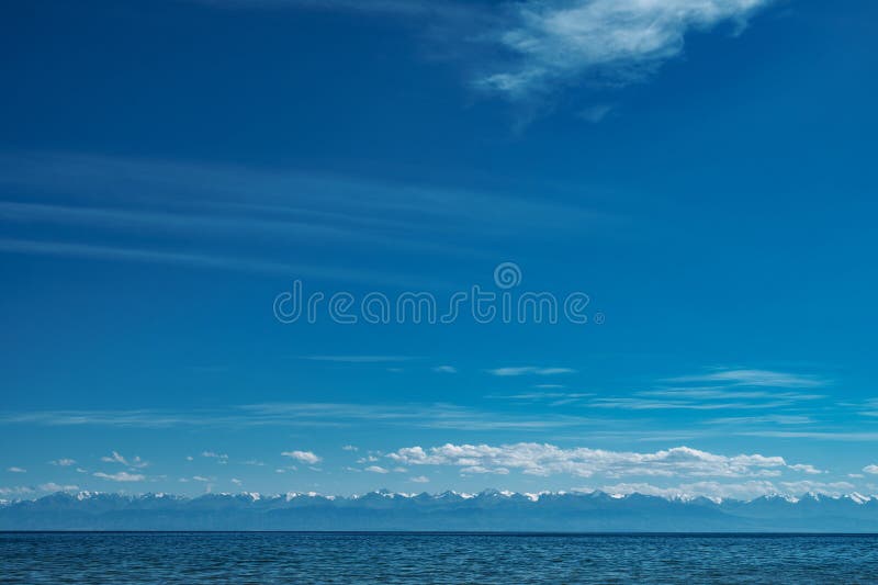 Idyllische Aussicht auf den See Sissykkul mit Bergen und Wolken Kirgisistan stockbilder