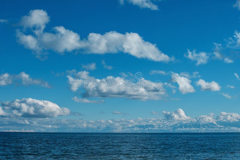 Idyllische Aussicht auf den See Sissykkul mit Bergen und Wolken Kirgisistan stockbilder