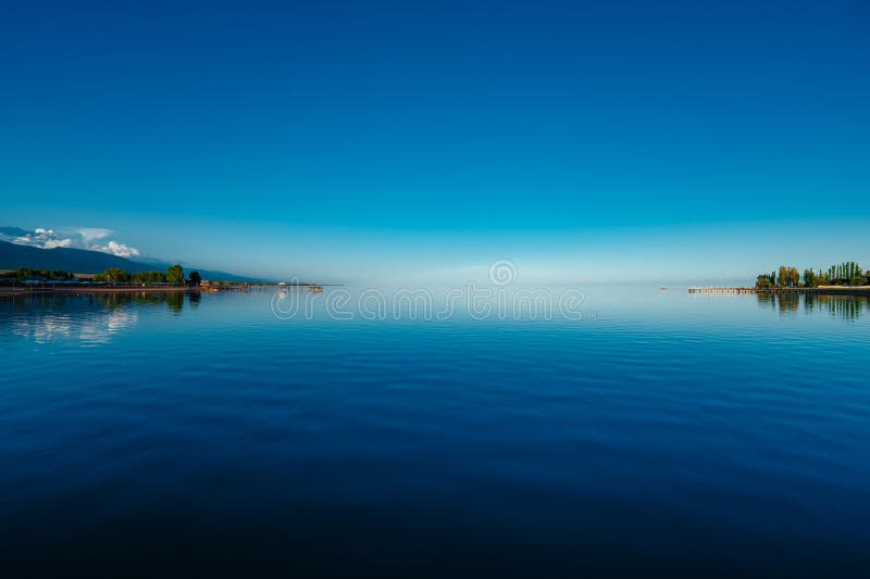 Idyllische Aussicht auf See und blauer Himmel stockfotografie