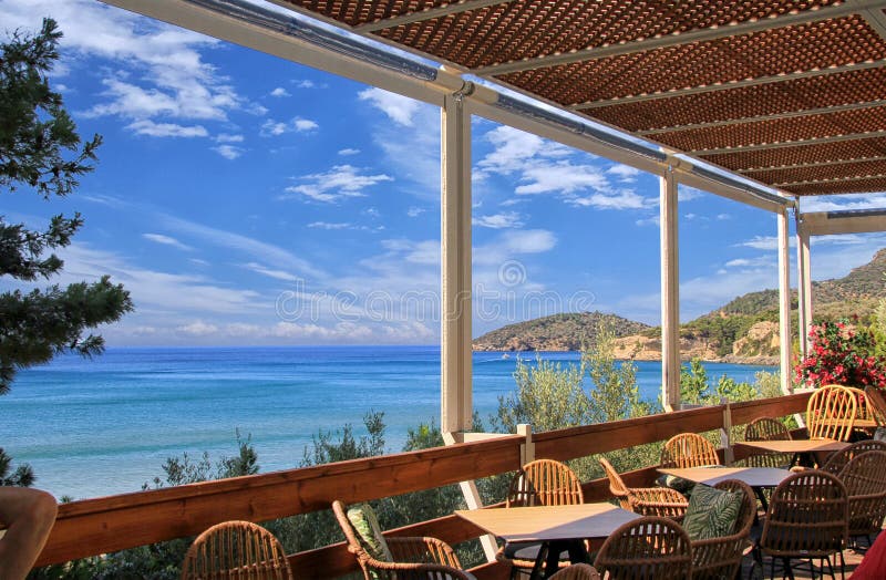 Idyllische Aussicht von der Terrasse des Restaurants mit Blick aufs Meer stockfotos