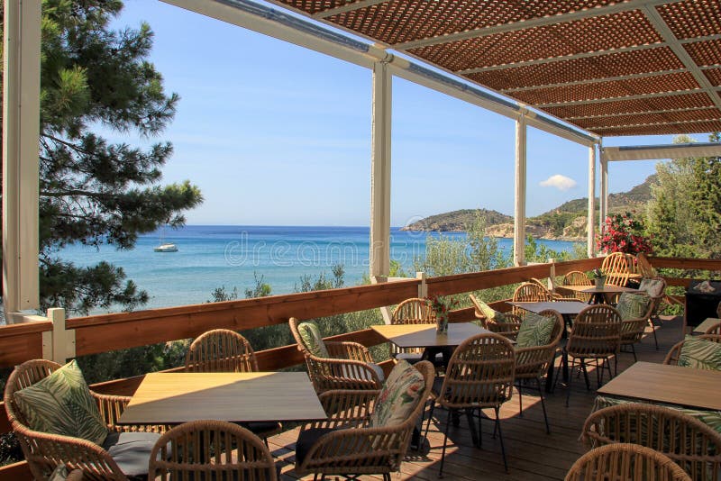 Idyllische Aussicht von der Terrasse des Restaurants mit Blick aufs Meer lizenzfreies stockbild