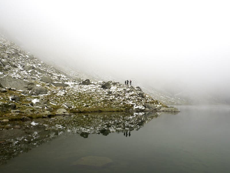 Idyllische Herbstszene in den Alpen mit Gebirgsseereflexion stockfotografie Idyllische Herbstszene in den Alpen mit Gebirgsseereflexion stockfotografie
